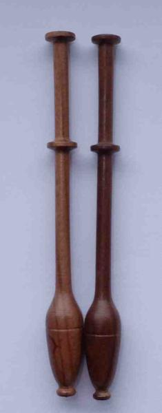 Paar zierliche flandrische Klöppel dunkles Holz ca 10,6 cm lang
