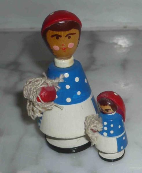 Set 2 Klöppelfiguren ca 4 cm u. 8 cm hoch