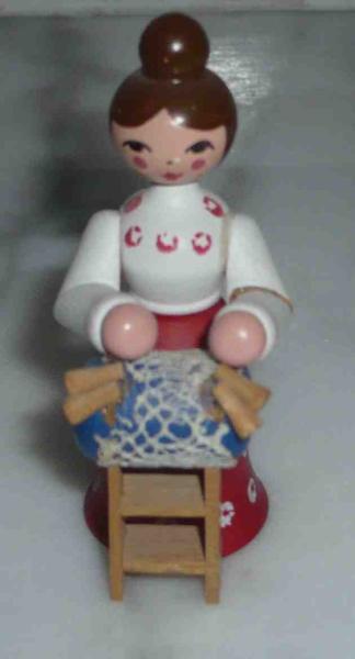 Klöppelfigur stehend ca 6 cm hoch Erzgebirge rot