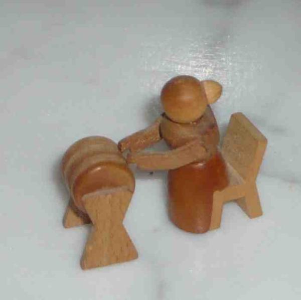 Klöppelfigur sitzend aus Holz ca 3,5 cm hoch