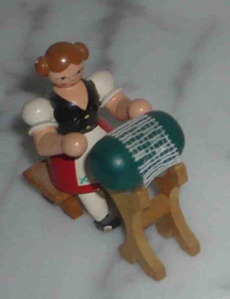 Klöppelfigur sitzend ca 5,5 cm hoch  Erzgebirge