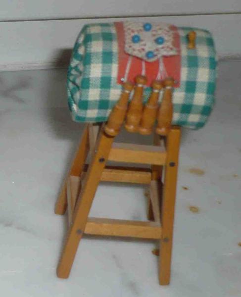 Miniaturklöppelsack auf Ständer ca 10 cm hoch