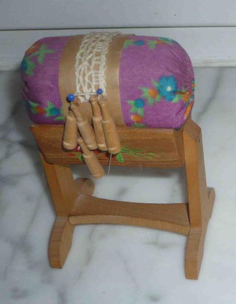 Miniaturklöppelsack auf Ständer mit Bemalung ca 11 cm hoch