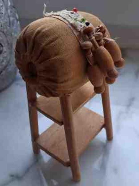 Miniaturklöppelsack auf Ständer ca 11,5 cm hoch