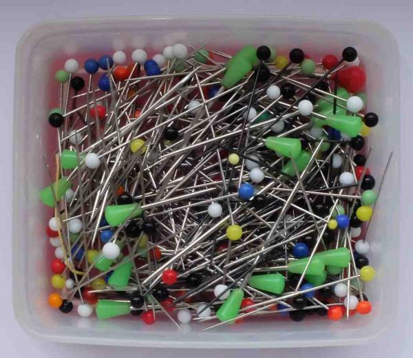 Dose mit Wegsteck- und Schwesternnadeln ca 90 Gramm