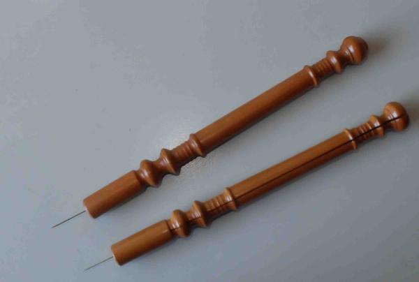 Paar Klöppelbriefhalter schön gedrechselt ca 23 cm