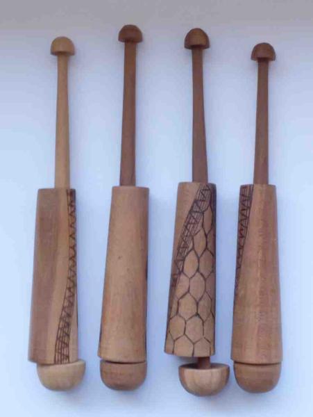 Set 4 Hülsenklöppel mit Spitzenbrandmalerei 12,1 cm lang