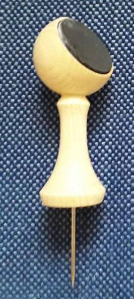 Magnet mit Nadel - schräg